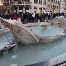 階段前にある小舟の噴水