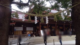 しめ縄の前から拝殿を拝む