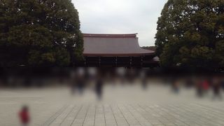 三方に鳥居があって人で溢れる