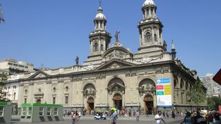 アルマス広場の北西に立つ大聖堂は、何度かの大地震に襲われ修復を繰り返しながら現在に至っています。   