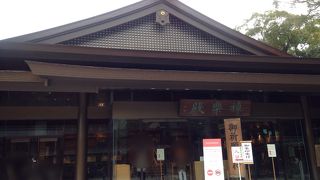 建物内で祈願祭が行われる