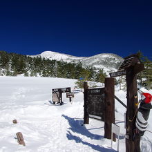中央奥の北横岳を目指す