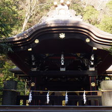 黒漆に輝く社殿