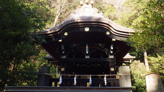 黒漆塗りの美しい社殿