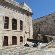 土産物屋が並ぶ外堀から階段を降りると、要塞内部への入り口があります