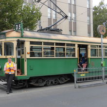 35番のトラム、交替の運転手を待っています。