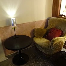2階のカフェ、おしゃれな椅子