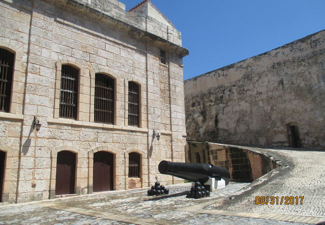 土産物屋が並ぶ外堀から階段を降りると、要塞内部への入り口があります