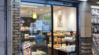駅併設のベーカリーショップ