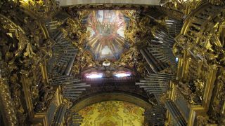 立派なパイプオルガン