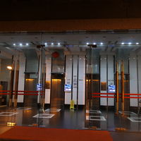 部屋へ行く時に入る、ビル北側のエントランス