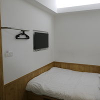 テレビはあるが、寝室に窓はない