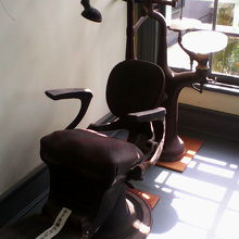 歯科医院として使われ、当時の歯科治療用のイスが置かれてました