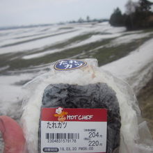 私は歩きながら、ホットシェフおにぎりのたれカツを頂きました