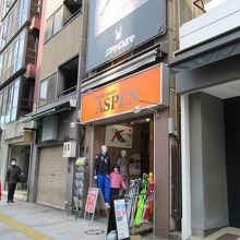 小ぢんまりした店舗