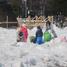 シーズン最後の雪遊びを楽しむ子供たちの様子