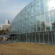 広い園内にあるので、さほど大きくは見えないが、内部は広い。