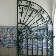 中庭に抜ける所の門。