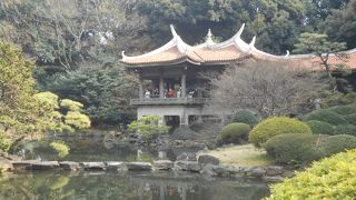 日本庭園の池の端に建つ台湾風の建物