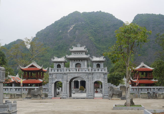 ベトナム陳朝、1225～1400年、大越国の皇帝を奉る、世界遺産地区にあるお寺。謎の文字もあります。