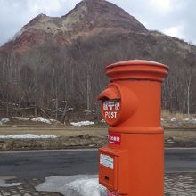 レトロなポストと昭和新山