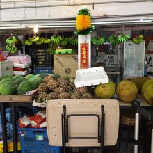 ドリアンもある果物屋さん。