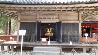 三体の神輿が納められている建物