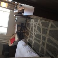 とてつもなく狭いが、ベッドはセミダブルでゆったり。