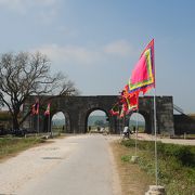 ベトナム胡(ホー)朝、1400～1406年、大虞国の城塞。田園風景の中の、とってものどかな世界遺産。