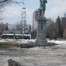 マイバウムとケプロン像のコラボの様子