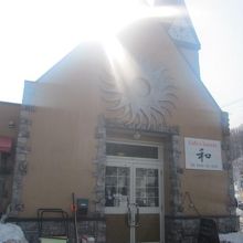 駅入口とは90度違えた向きにこちらの店舗入口があります