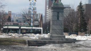 背後のマイバウムとのコラボが国際色が感じられて良いアングルです