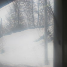 敢えて車窓としての窓枠越しに撮ってみました