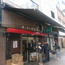 開店前に店前には行列が