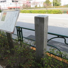 浅草通りの歩道にあります