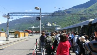 フロム鉄道の終点でフロム港からフィヨルド遊覧が出ています