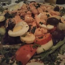 魚介やフルーツたっぷりのサラダ