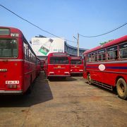 赤色の国営バスが入り乱れるカオスなバスターミナル