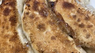 ビルの上に移転して綺麗になった町の中華屋で餃子