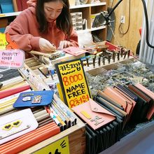 アルファベット大文字のみですがその場で刻印してくれます