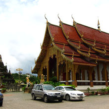 本堂とチェディ。敷地は広いけど人が居なかった。