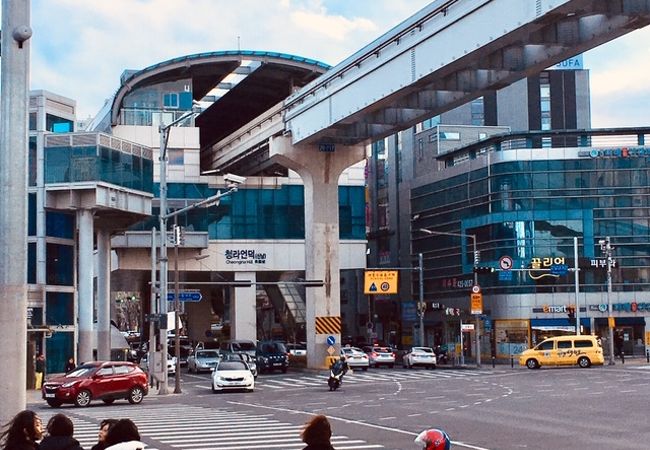 [新名」駅は旧名で今は専ら「チョンナオンドン」駅と呼ばれます。車内放送では、日本語で「青蘿（ちょんな）の丘」とのアナウンスがありました。