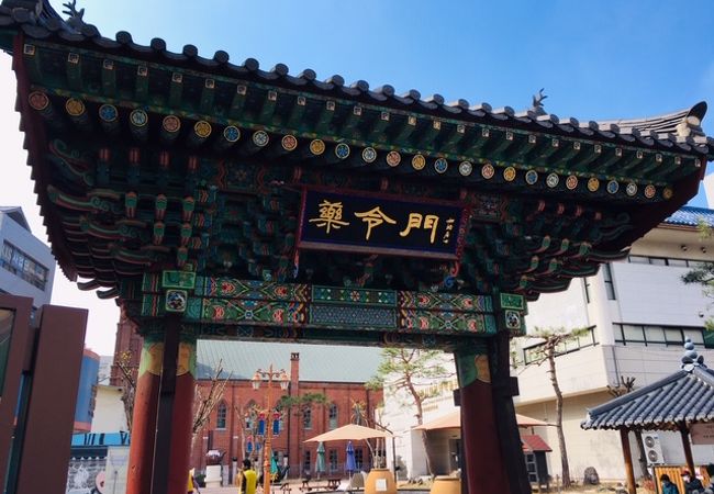 韓国三大薬令市場の一つ大邱薬令市内に入ったことを表す門です