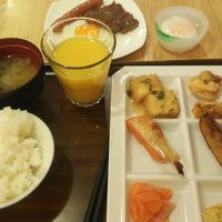 朝食はバイキングです