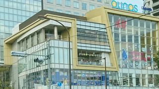 大きな複合商業ビル