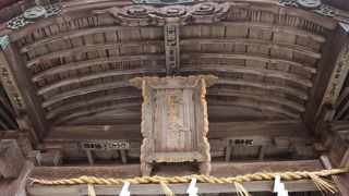 逆さにつけられた柱によって