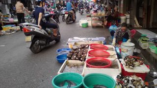 露天の魚介市場が楽しい