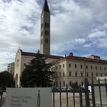 修道院の建物が併設されています。