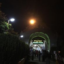 夜のエントランス