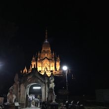 夜はライトアップされます